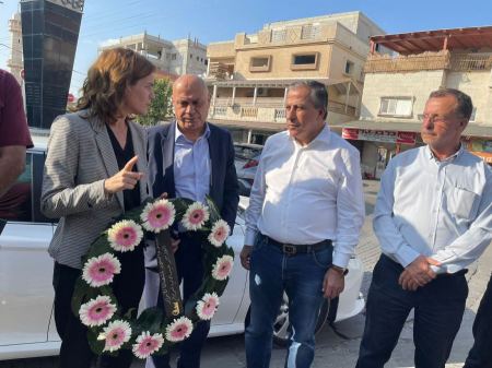  زاندبرغ تضع إكليلا من الزهور على النصب التذكاري لشهداء مجزرة كفر قاسم